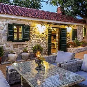 Hotel Heritage & Estate Raznjevica Dvori Ad 1307, Polaca